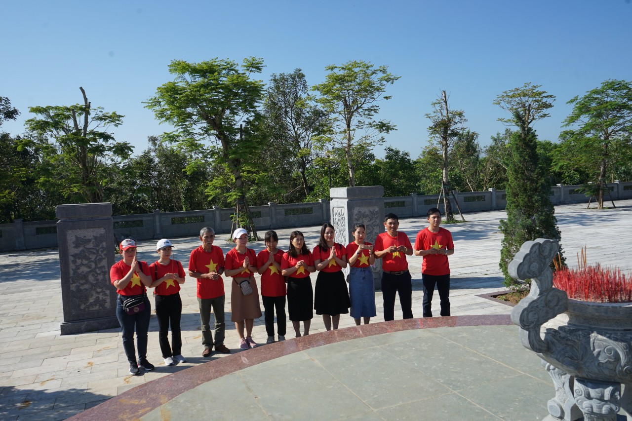 Chi bộ Sung Túc xã Nghĩa Hà tổ chức sinh hoạt chuyên đề với nội dung: Hành trình về địa chỉ đỏ